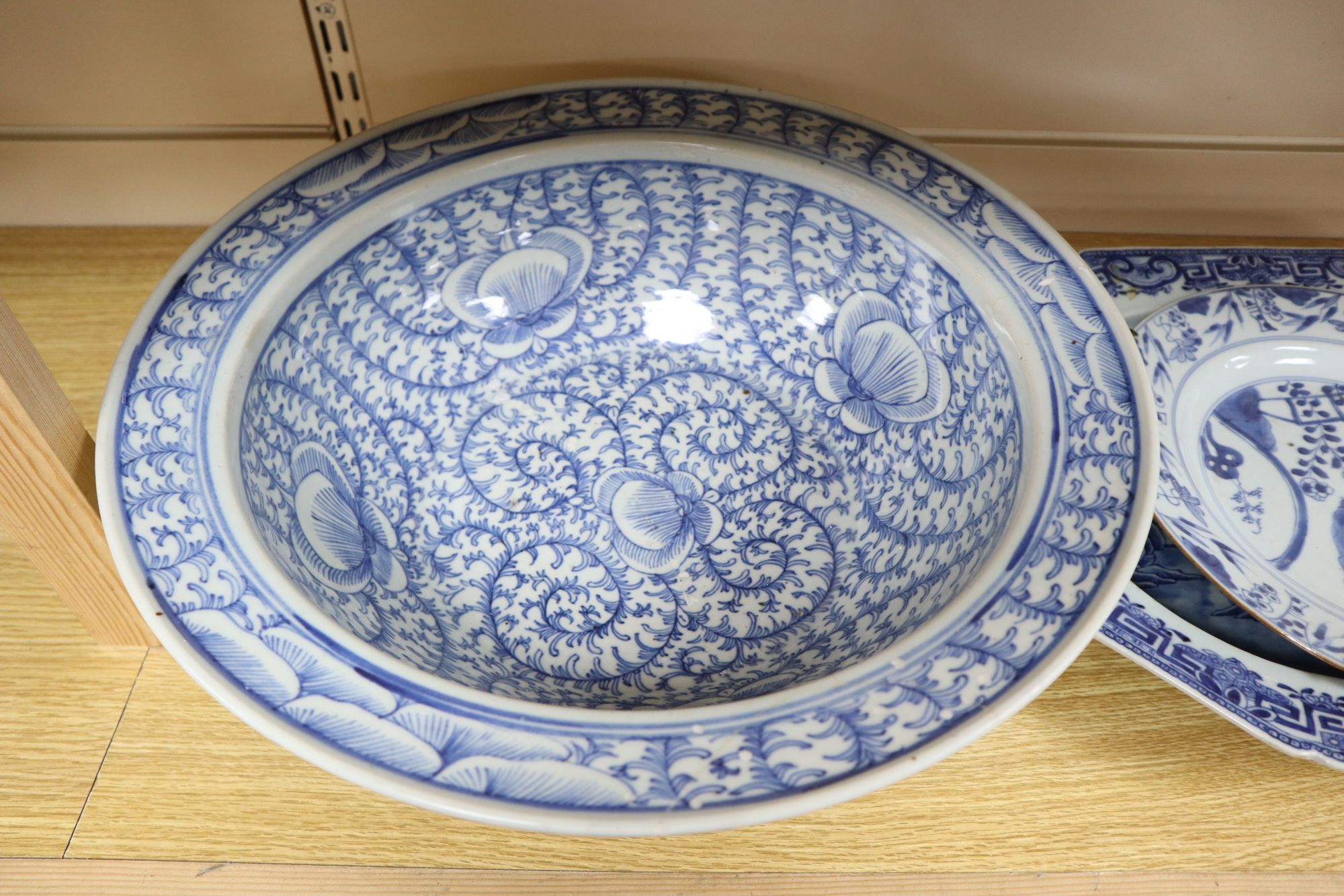 A Chinese blue and white bowl, three Chinese blue and white plates and an Imari plate, largest diameter 41.5cm